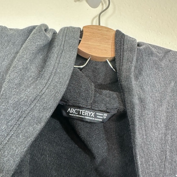 Arc’teryx Nyara Wrap in Black Heather Size XS (embroidered logo) - Picture 3 of 8